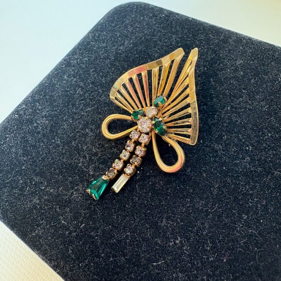 American Phyllis Modern Gemstone Brooch – Antique Gold Finish - Picture 3 of 4